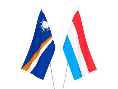 Beyaz arka planda, Lüksemburg ve Marshall Adaları Cumhuriyeti 'nin ulusal kumaş bayrakları izole edilmiştir. 3d resimleme.