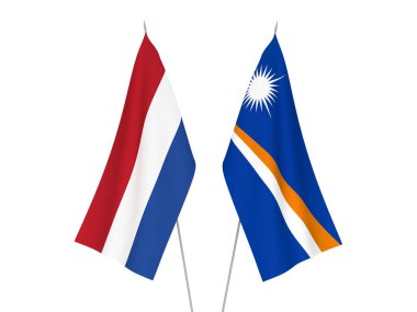 Beyaz arka planda Hollanda ve Marshall Adaları Cumhuriyeti 'nin ulusal kumaş bayrakları izole edildi. 3d resimleme.