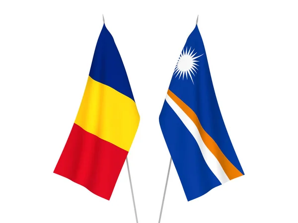 Національні Прапори Тканини Румунії Республіки Маршаллових Островів Ізольовані Білому Тлі — стокове фото
