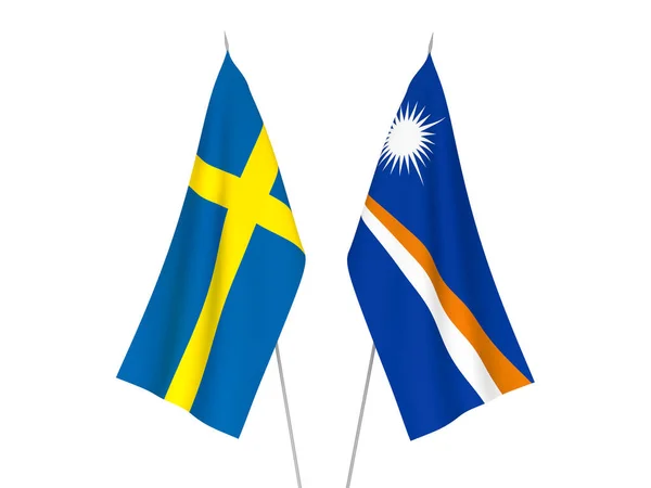 Национальные Тканевые Флаги Швеции Республики Маршалловых Островов Изолированы Белом Фоне — стоковое фото