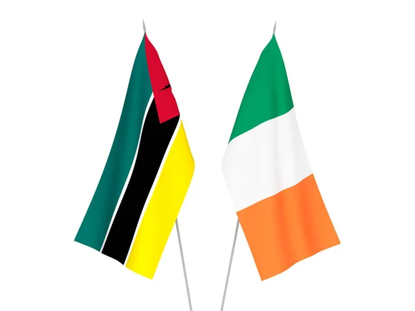 Національні Прапори Ірландії Республіки Мозамбік Ізольовані Білому Тлі Візуалізація — стокове фото