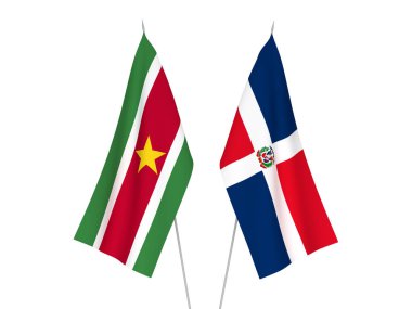 Beyaz arka planda Dominik Cumhuriyeti ve Surinam Cumhuriyeti 'nin ulusal kumaş bayrakları izole edildi. 3d resimleme.