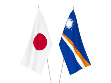 Beyaz arka planda, Japonya ve Marshall Adaları Cumhuriyeti 'nin ulusal kumaş bayrakları izole edilmiştir. 3d resimleme.