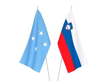 Slovenya 'nın ulusal kumaş bayrakları ve Mikronezya Birleşik Devletleri beyaz arka planda izole edildi. 3d resimleme.