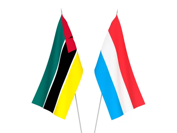 Beyaz Arka Planda Lüksemburg Mozambik Cumhuriyeti Nin Ulusal Kumaş Bayrakları — Stok fotoğraf