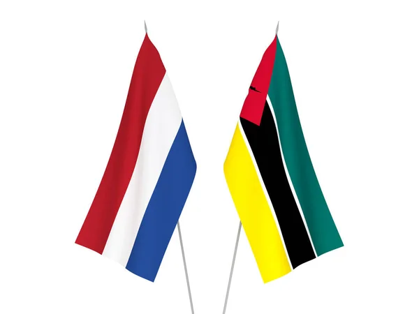 荷兰和莫桑比克共和国的国旗以白色背景隔离 3D渲染说明 — 图库照片