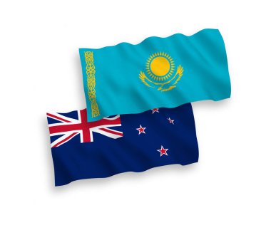 Beyaz arka planda Kazakistan ve Yeni Zelanda 'nın ulusal taşıyıcı kumaş bayrakları izole edildi. 1 'e 2 oranında.