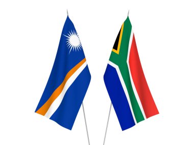 Beyaz arka planda, Güney Afrika Cumhuriyeti ve Marshall Adaları Cumhuriyeti bayrakları izole edilmiştir. 3d resimleme.