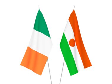 Beyaz arka planda İrlanda ve Nijer Cumhuriyeti 'nin ulusal kumaş bayrakları izole edildi. 3d resimleme.