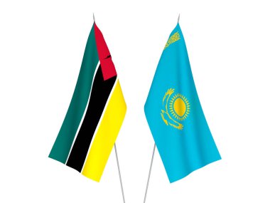 Beyaz arka planda Kazakistan ve Mozambik Cumhuriyeti 'nin ulusal kumaş bayrakları izole edildi. 3d resimleme.
