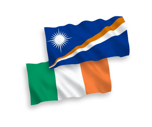 爱尔兰和马绍尔群岛共和国的国家病媒织物波条旗在白色背景下隔离 1比2的比例 — 图库矢量图片