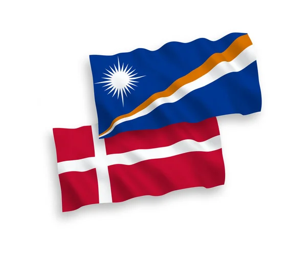 丹麦和马绍尔群岛共和国的国家病媒织物波条旗在白色背景下隔离 1比2的比例 — 图库矢量图片