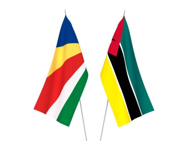 Beyaz arka planda Seyşeller ve Mozambik Cumhuriyeti 'nin ulusal kumaş bayrakları izole edildi. 3d resimleme.