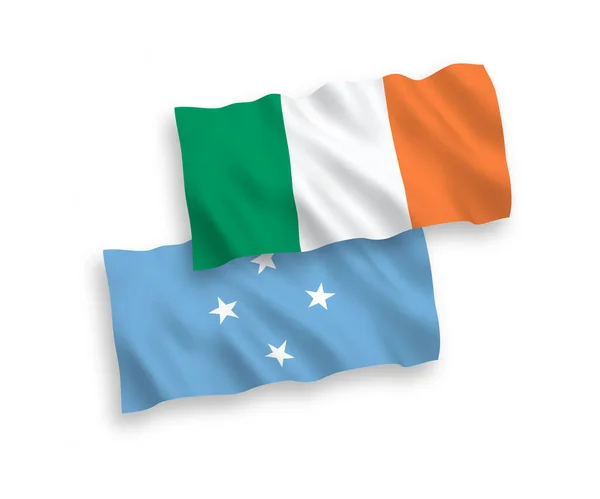 爱尔兰和密克罗尼西亚联邦的国家病媒织物波条旗在白色背景下隔离 1比2的比例 — 图库矢量图片