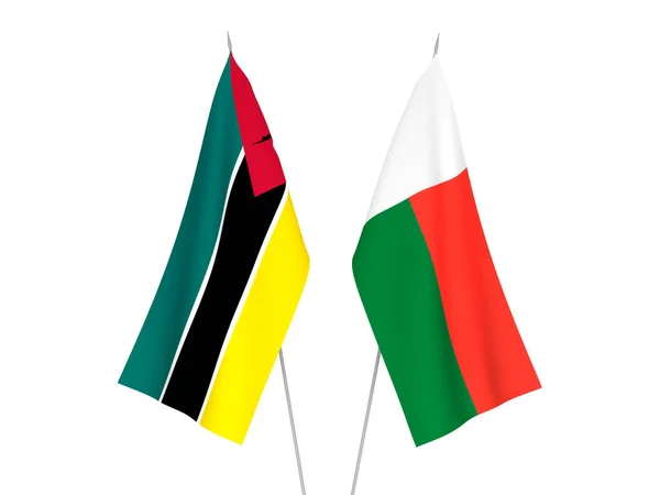 マダガスカルとモザンビーク共和国の国旗が白地に隔離されている 3Dレンダリング図 — ストック写真