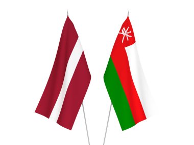 Beyaz arka planda Letonya 'nın ulusal kumaş bayrakları ve Umman Sultanlığı izole edildi. 3d resimleme.