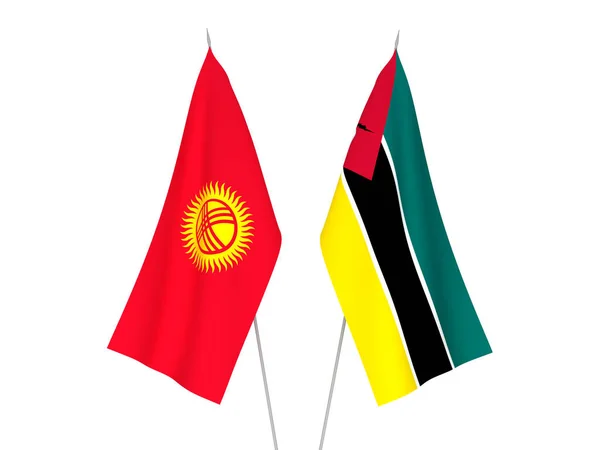 Národní Textilní Vlajky Kyrgyzstánu Mosambické Republiky Izolované Bílém Pozadí Vykreslování — Stock fotografie