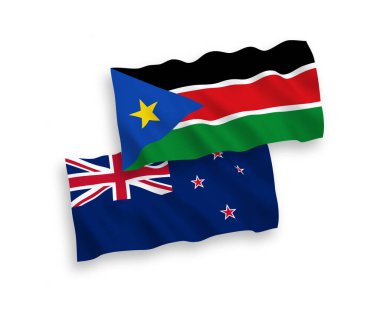 Beyaz arka planda Yeni Zelanda ve Güney Sudan Cumhuriyeti 'nin ulusal taşıyıcı kumaş bayrakları izole edildi. 1 'e 2 oranında.