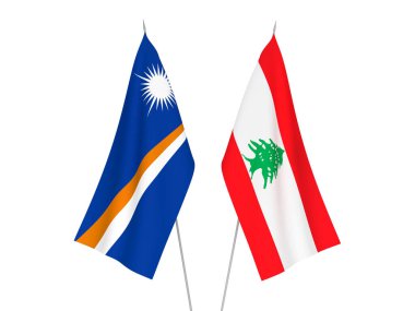 Beyaz arka planda, Lübnan ve Marshall Adaları Cumhuriyeti 'nin ulusal kumaş bayrakları izole edildi. 3d resimleme.