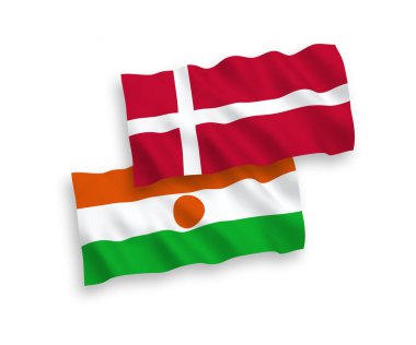 Danimarka ve Nijer Cumhuriyeti 'nin ulusal taşıyıcı kumaş bayrakları beyaz arka planda izole edildi. 1 'e 2 oranında.