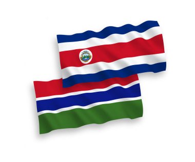 Kosta Rika Cumhuriyeti ve Gambiya Cumhuriyeti 'nin ulusal taşıyıcı kumaş bayrakları beyaz arka planda izole edilmiştir. 1 'e 2 oranında.