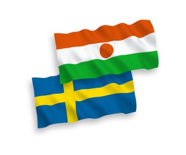 İsveç ve Nijer Cumhuriyeti 'nin ulusal taşıyıcı kumaş bayrakları beyaz arka planda izole edildi. 1 'e 2 oranında.