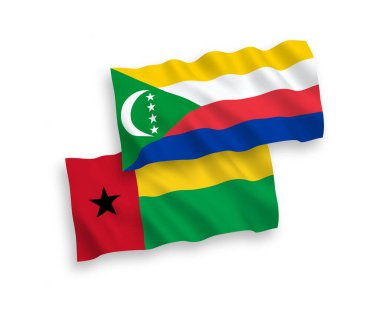 Beyaz arka planda Comoros Birliği ve Gine Bissau Cumhuriyetinin ulusal taşıyıcı kumaş bayrakları izole edildi. 1 'e 2 oranında.