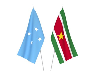 Mikronezya Birleşik Devletleri ve Surinam Cumhuriyeti bayrakları beyaz arka planda izole edilmiştir. 3d resimleme.