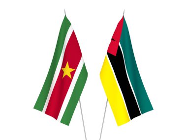 Beyaz arka planda Mozambik Cumhuriyeti ve Surinam Cumhuriyeti 'nin ulusal kumaş bayrakları izole edildi. 3d resimleme.
