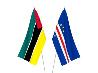 Beyaz arka planda Mozambik Cumhuriyeti ve Cabo Verde Cumhuriyeti bayrakları izole edildi. 3d resimleme.