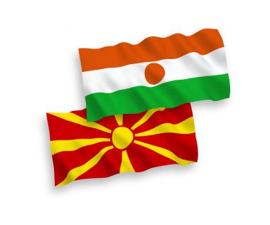 Nijer Cumhuriyeti ve Kuzey Makedonya Cumhuriyeti 'nin ulusal taşıyıcı kumaş bayrakları beyaz zemin üzerinde izole edildi. 1 'e 2 oranında.