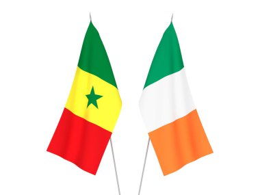 Beyaz arka planda İrlanda ve Senegal Cumhuriyeti 'nin ulusal kumaş bayrakları izole edildi. 3d resimleme.