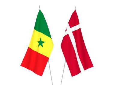 Senegal Cumhuriyeti ve Danimarka 'nın ulusal kumaş bayrakları beyaz arka planda izole edilmiştir. 3d resimleme.