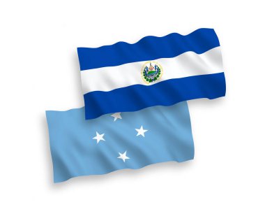 Mikronezya Federasyonu ve El Salvador Cumhuriyeti 'nin ulusal taşıyıcı kumaş bayrakları beyaz arka planda izole edildi. 1 'e 2 oranında.