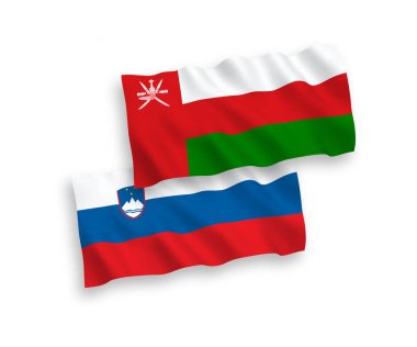 Slovenya 'nın ulusal taşıyıcı kumaş bayrakları ve Umman Sultanlığı beyaz arka planda izole edildi. 1 'e 2 oranında.