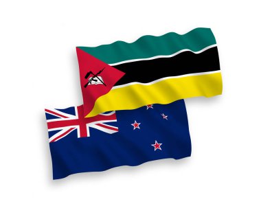 Mozambik Cumhuriyeti ve Yeni Zelanda 'nın ulusal taşıyıcı kumaş bayrakları beyaz arka planda izole edildi. 1 'e 2 oranında.