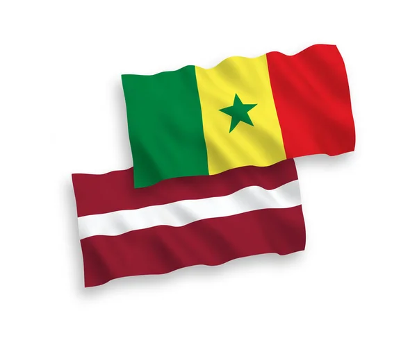 ラトビアの国旗とセネガル共和国の国旗が白地に隔離されている — ストックベクタ