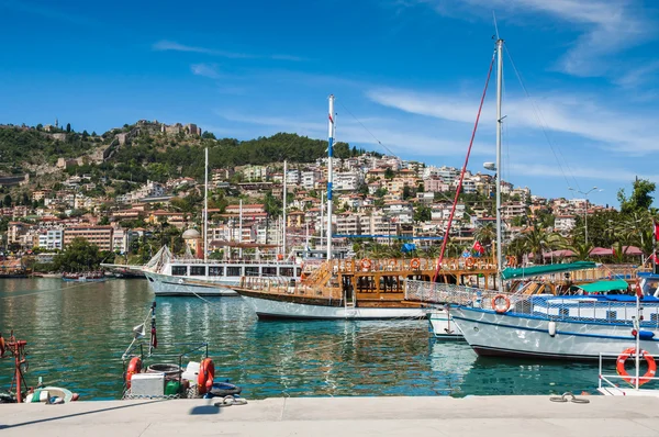 Yacht turistici nel porto in riva al mare — Foto Stock