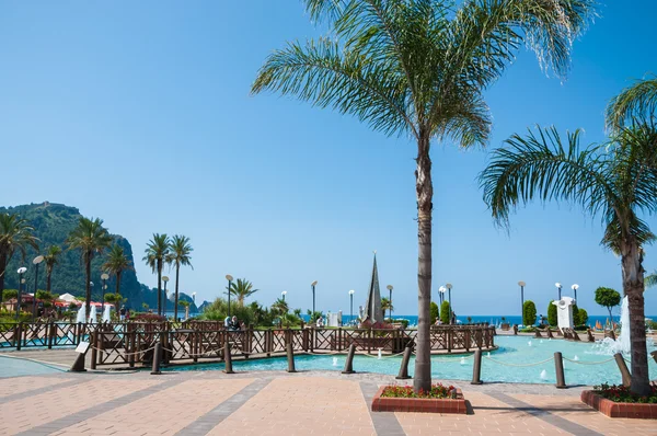 Playa de mar con palmeras en Alanya, Turquía —  Fotos de Stock