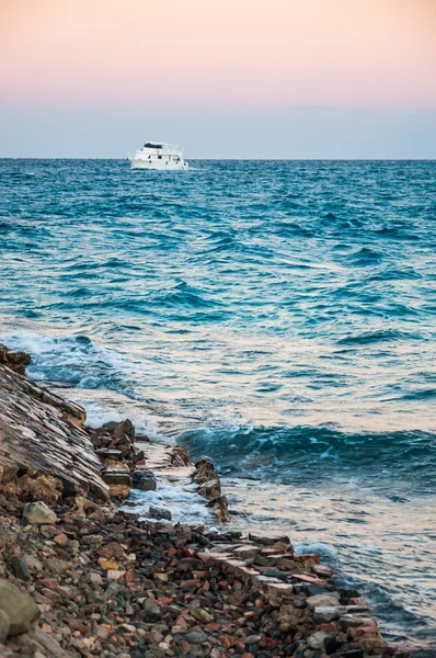 Sea coast and the white yacht. Hurghada, Egypt. — Stock Photo, Image