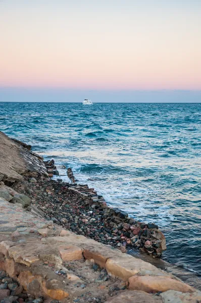 Costa marítima e o iate na distância — Fotografia de Stock