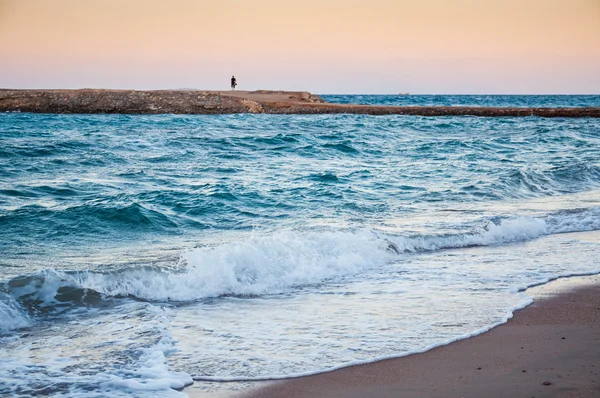 美丽的海海岸和孤独的身影，一名男子在远处 — 图库照片