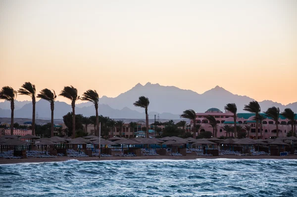 Vista sulla spiaggia e sulle montagne in lontananza. Hurghada, Egitto — Foto Stock