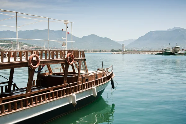 Barca turistică în port pe malul mării — Fotografie, imagine de stoc