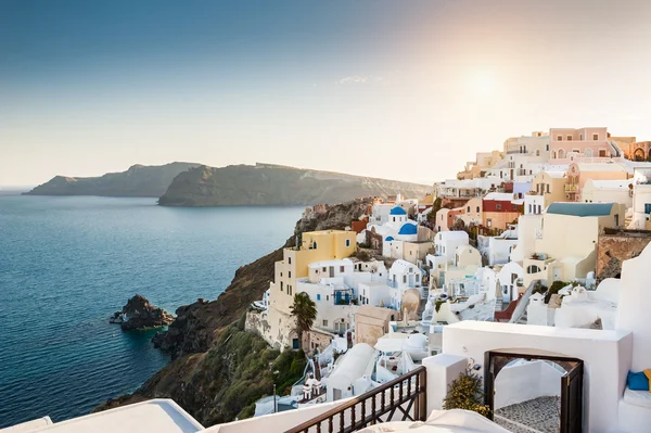 Bella architettura bianca sull'isola di Santorini, Grecia — Foto Stock