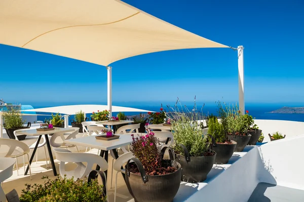 Café en la terraza con una hermosa vista al mar . — Foto de Stock