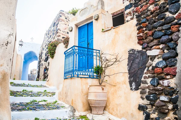Vecchia strada nel villaggio di Pyrgos sull'isola di Santorini, Grecia — Foto Stock