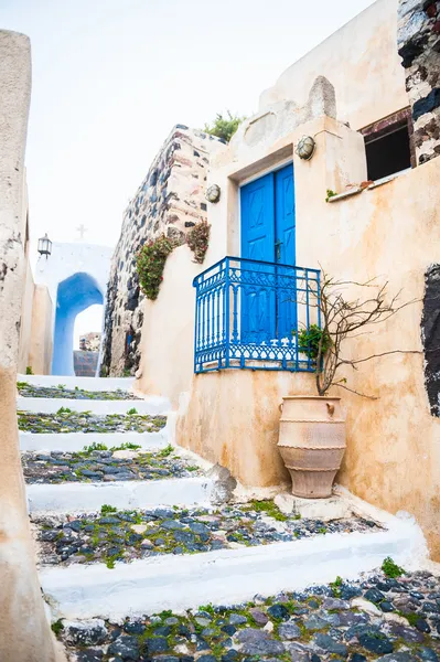 Старая улица в деревне Пиргос на острове Санторини, Греция — стоковое фото