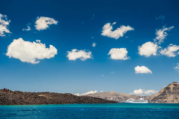 Beaux nuages de ciel et bateau de croisière près des îles Grecques — Photo