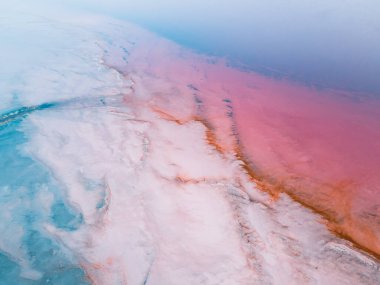 Pembe ve mavi suyu olan tuzlu göl kıyısında. Hava görüntüsü. Soyut doğa geçmişi. Kırım 'daki Sasyk-Sivash tuz gölü.